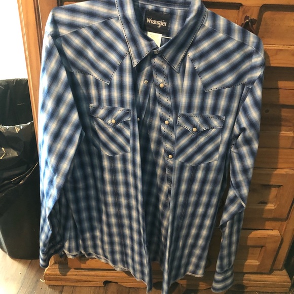 4 Wrangler Shirts, sold separately or buy 1 get 1 free. - Picture 2 of 4
